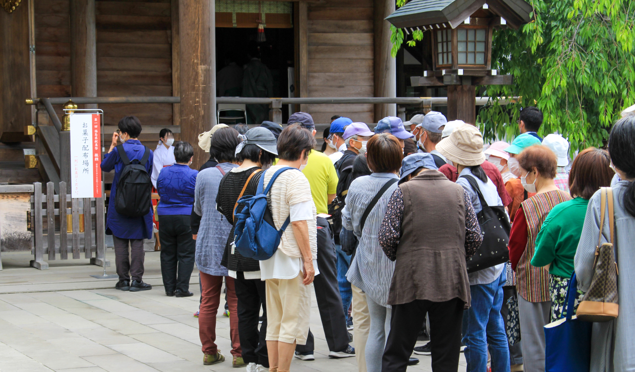 福島県献菓祭撒下の様子